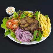 Pratos Saudáveis: Salada com hamburguer premio - Prato (Ingredientes: Alface, Bacon, Batata Frita, Cebola Roxa, Pepino, Rúcula)