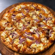 CARNE: Pernil Tropical Picante - Pizza Grande (Ingredientes: Azeitona Verde, Cebola Roxa, Geleia de abacaxi com Pimenta, Molho de Tomate, Mussarela, Orégano, Pernil desfiado, Requeijão Cremoso)