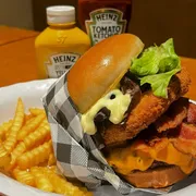 Burgers: Cheddar Crispy - Burgers (Ingredientes: Burger Angus 160g, Pão Brioche, Cheddar Empanado, Fatia Queijo Cheddar Natural, Fatia de Bacon, Mini Alface,  Maionese Da Casa, Acompanha Fritas)