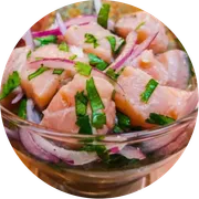 Entradas: Ceviche de Salmão (200gr) - Salmão marinado no limão, tiras de cebola e tomate, finalizado com flor de sal e cebolinha.