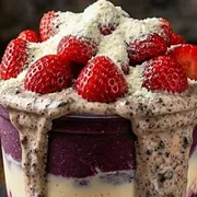 Mr. Açaí: Trufadão de Cookies - Açaí artesanal, generosas camadas de creme de Cookies, leite em pó e uma fruta fresca de sua escolha.