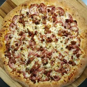 Tradicional: Cala-bacon - Pizza Grande (Ingredientes:  Mussarela,  Calabresa,  Bacon, Molho de Tomate,  Orégano)
