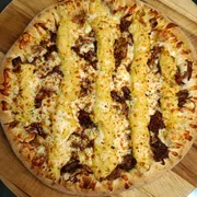 Especiais: Escondidinho De Carne C/ Mandioca - Pizza Grande (Ingredientes:  Mussarela,  Orégano,  Purê De Mandioca, Costela Desfiada, Molho de Tomate)
