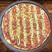 Sabores Tradicionais: Calabresa Cream - Pizza Gigante (Ingredientes: Calabresa, Mussarela, Cream Cheese, Molho de Tomate, Orégano)