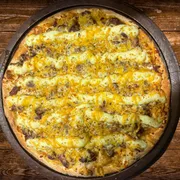 Sabores Premium: Filé Aos 4 Queijos - Pizza Gigante (Ingredientes: Catupiry, Filé de Carne Bovina em Tiras, Mussarela, Parmesão, Provolone, Molho de Tomate, Orégano)