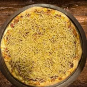 Sabores Tradicionais: Calabresa Do Chefe - Pizza Gigante (Ingredientes: Bacon , Milho, Mussarela, Batata Palha, Calabresa Ralada, Molho de Tomate, Orégano)