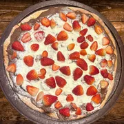 Sabores Doces Especiais: Tentação - Pizza Gigante (Ingredientes: , Creme de Avelã, Mussarela, Creme de Leite, Leite Ninho Nestlê, Morango)