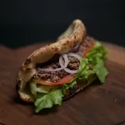 Panuozzo: Panuozzo Costela e Gorgonzola - Panuozzo (Ingredientes: Panuozzo crocante recheada com costela desfiada, queijo gorgonzola, tomate, alface e cebola roxa, finalizada com geleia de pimenta. Uma combinação intensa e equilibrada entre o salgado, o cremoso e o levemente picante)
