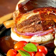 Hambúrguer: Prime Demi Glacê (Acompanha Batata Chips) - Hambúrguer (Ingredientes: Cebola Roxa, Costela Suculenta Assada, Molho Demi Glacê, Tomate, tomate confitado)