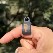 Piteira Sadhu: Anel de Silicone Sadhu - O anel de silicone Sadhu é um acessório prático projetado para segurar o cigarro ou bolado enquanto mantém as mãos totalmente livres. Ele é feito de silicone flexível de alta qualidade, adaptando-se confortavelmente a qualquer tamanho de dedo.