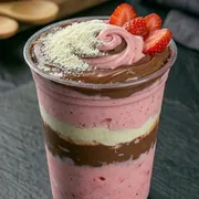 Promoção: Morango ao Leite, Nutella, Leite em Pó - Nosso delicioso Morango ao Leite de 300ml, acompanhado dos dois complementos: a autêntica Nutella e o irresistível leite em pó. Uma explosão de sabor na medida certa para adoçar o seu dia!