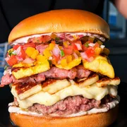 Os mais pedidos: Hexa Burger - Os mais pedidos (Ingredientes: Artesanal 150gr, Banana da Terra, Linguiça Toscana, Maionese de Alho, mussarela, Pão Brioche, Vinagrete)