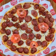 Tradicionais: Calabresa - Pizza Média (Ingredientes: Molho, Orégano, Queijo, Tomate)
