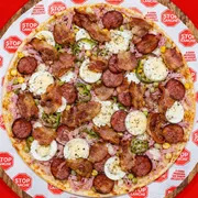 Tradicionais: Mista - Pizza Média (Ingredientes: Bacon, Calabresa, Ervilha, Milho, Molho, Orégano, Ovo, Presunto, Queijo)