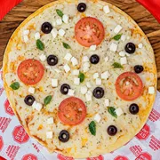 Tradicionais: Vegetariana - Pizza Média (Ingredientes: Azeitona, Manjericão, Molho, Mussarela, Orégano, Palmito, Tomate)