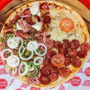 Tradicionais: 4 Estações (Somente em Pizzas de 1 Sabor) - Pizza Média (Ingredientes: Calabresa, Mista, Molho, Mussarela, Portuguesa)