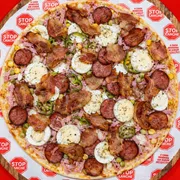 Especiais: Tudona - Pizza Média (Ingredientes: Bacon, Ervilha, Milho, Molho, Mussarela, Orégano, Ovo, Pimentão, Presunto)