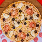 Especiais: Desfiada - Pizza Média (Ingredientes: Azeitona, Bacon, Frango Desfiado, Milho, Molho, Mussarela, Orégano, Tomate)