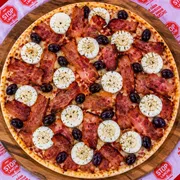 Especiais: Egg Bacon - Pizza Média (Ingredientes: Azeitona, Bacon, Cebola, Molho, Mussarela, Orégano, Ovo)
