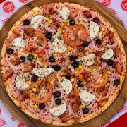 Especiais: Bacon Plus - Pizza Média (Ingredientes: Azeitona, Bacon, Ervilha, Milho, Molho, Mussarela, Orégano, Ovo, Presunto, Tomate)