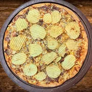 Sabores Premium: Filé Ao Molho Madeira - Pizza Gigante (Ingredientes: Champignon, Filé de Carne Bovina em Tiras, Molho Madeira, Mussarela, Batata Chips, Molho de Tomate, Orégano)