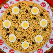 Especiais: Caipira - Pizza Média (Ingredientes: Azeitona, Ervilha, Frango, Milho, Molho, Mussarela, Orégano, Ovo)