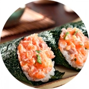 Temakis: Temaki Camarão - Temaki com camarão cru, cream cheese, cebolinha e gergelim