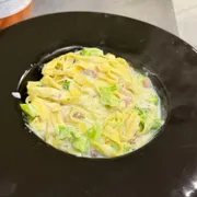 Porções: Talharim ao Molho Branco - Grande (Ingredientes: bacon, Brócolis, Talharim com molho branco)