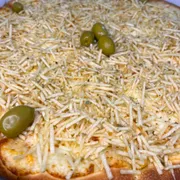 Tradicionais: 11- Da roça - Pizza Grande (Ingredientes: Molho de Tomate,  Frango,  Mussarela,  Batata palha,  Orégano,  Azeitonas)