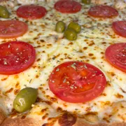 Tradicionais: 18- Mussarela - Pizza Grande (Ingredientes: Molho de Tomate,  Mussarela,  Tomate em rodelas,  Orégano,  Azeitonas)