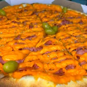Tradicionais: 46- Calabresa c/ Cheddar - Pizza Grande (Ingredientes: Molho de Tomate,  Calabresa,  Cheddar,  Orégano,  Azeitonas)
