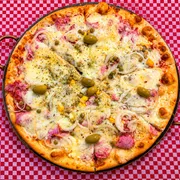 Pizzas Salgadas: 27-Portuguesa - Pizza Grande (Ingredientes: Azeitona, Cebola, Ervilha, Molho de Tomate, Mussarela, Orégano, Ovos, Presunto)