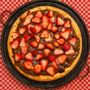 Pizzas Doces: 44-Morango - Pizza Grande (Ingredientes: Chocolate ao Leite, Morango)
