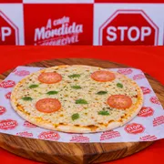 Pizza Brotão: Margueritana - Pizza Brotão (Ingredientes: Manjericão, Molho, Mussarela, Orégano, Tomate)