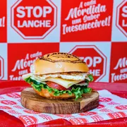 Sanduíche: StopSalada - Sanduíches Simples (Ingredientes: Hambúrguer, Ovo Frito, Pão Bola, Presunto, Queijo Mussarela, Verduras)