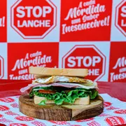Sanduíche: Americano - Sanduíches Simples (Ingredientes: Ovo Frito, Pão de Forma, Presunto, Queijo Mussarela, Verduras)
