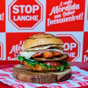 Sanduíche: StopSalsicha - Sanduíches Simples (Ingredientes: Duas Salsichas, Hambúrguer, Pão Bola, Presunto, Queijo Mussarela, Verduras)