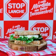 Sanduíche: StopNatural - Sanduíches Simples (Ingredientes: Pão Integral, Patê de Frango, Verduras)