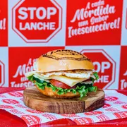 Sanduíche: STOP Bauru - Sanduíches Simples (Ingredientes: Ovo Frito, Pão Bola, Queijo Mussarela, Verduras)