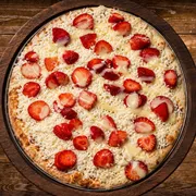 Sabores Doces Especiais: Sedução - Pizza Gigante (Ingredientes: Creme de Leite, Mussarela, Chocolate Branco, Morango)