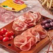 Entradas: Tábua de Frios - Mussarela, gorgonzola, salame e azeitonas