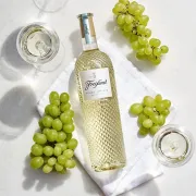 Vinhos: Vinho Branco Seco Pinot Grigio Italian 750ml - Freixenet - Aroma de frutas cítricas e flores brancas que enriquece a experiência sensorial ao degustar.Notas de maçã verde e nuances minerais proporcionam frescor e elegância em cada gole.Graduação alcoólica de 11.5% equilibra sabor e leveza, ideal para refeições leves.Origem italiana garante autenticidade e tradição, um diferencial em ocasiões especiais.