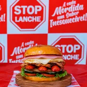 Sanduíches Especiais: StopTudo - Sanduíches Especiais (Ingredientes: Bacon, Calabresa, Hambúrguer, Ovo, Queijo Mussarela, Salsicha, Verduras)