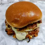 100% Artesanal: Hot Burguer - Linha 100% Artesanal (Ingredientes: Ovo, Bacon, Queijo, Alface, Tomate, Cebola)