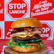 Sanduiches Artesanais: StopBagunca Artesanal - Sanduiches Artesanais (Ingredientes: Bacon, Cebola Caramelizada, Hamburguer Caseiro 130g, ovo, pão brioche, Queijo Cheddar, Salsicha, verduras)