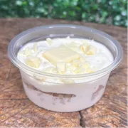 Bolo no Pote 200ml: Bolo de Pote Galak 200ml - Bolo no Pote 200ml (Ingredientes: Massa fofinha de baunilha, creme de Leite Ninho e pedaços de chocolate Galak.)