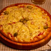 Tradicionais: 05- Baiana - Pizza Grande (Ingredientes: Molho de Tomate,  Calabresa,  Bacon,  Milho,  Cebola,  Mussarela,  Orégano,  Azeitonas)