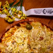 Tradicionais: 10- Carijó - Pizza Grande (Ingredientes: Molho de Tomate,  Frango,  Bacon,  Milho,  Cebola,  Mussarela,  Orégano,  Azeitonas)