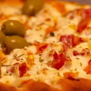 Tradicionais: 14- Garnizé - Pizza Grande (Ingredientes: Molho de Tomate,  Frango,  Bacon,  Milho,  Catupiry,  Orégano,  Azeitonas)