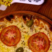 Tradicionais: 19- Napolitana - Pizza Grande (Ingredientes: Molho de Tomate,  Mussarela,  Parmesão,  Tomate em rodelas,  Orégano,  Azeitonas)